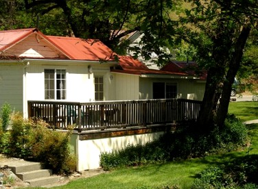 Camping Cabin Perfect for Families near the Shasta-Trinity National Forest, California - Lewiston, California - glamping.directory