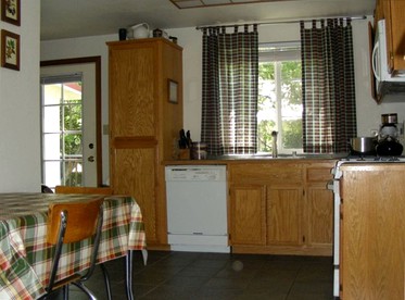 Camping Cabin Perfect for Families near the Shasta-Trinity National Forest, California - Lewiston, California - glamping.directory