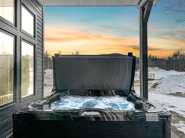Fabulous Cottage with Games, Hot-tub and Great Sights in Intervale, New Hampshire - Intervale, New Hampshire - glamping.directory
